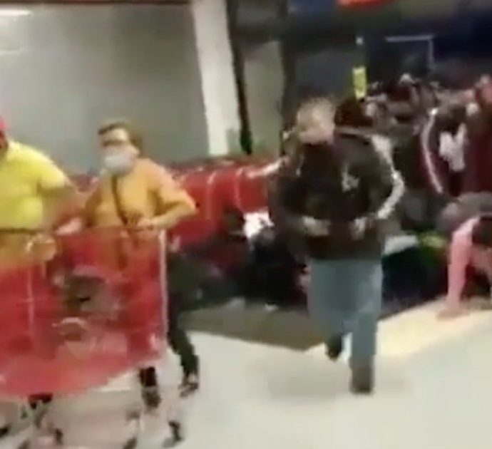 Ignorano le norme anti Covid: le immagini dell’assalto al supermercato per gli sconti