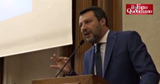 Coronavirus, per Salvini il saluto con il gomito è “la fine della specie umana”: “Se uno mi allunga la mano, io gliela stringo”