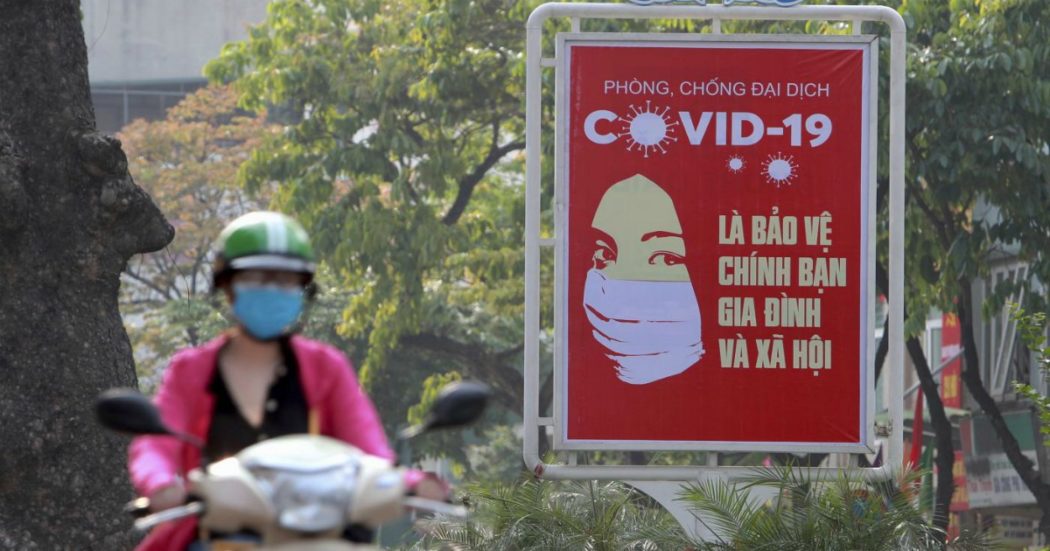 Coronavirus, salgono i contagi in Cina: è il dato peggiore dal 6 marzo. Vietnam, evacuati 80mila turisti. A Hong Kong tornano restrizioni