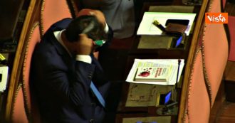 “Salvini, mettiti la mascherina”: il leader della Lega torna in Senato senza protezione individuale e viene richiamato tra le proteste