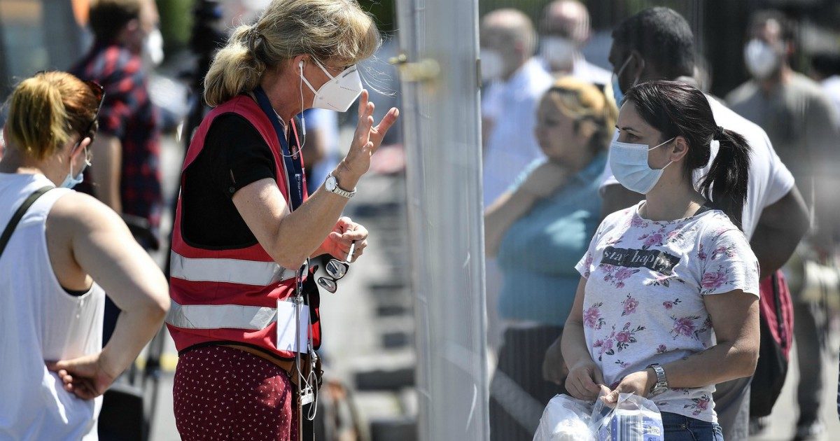 Coronavirus, picco di casi in Francia: 13.500 in 24 ore. La Germania torna ai numeri di aprile. Uk, Johnson pronto a nuove restrizioni