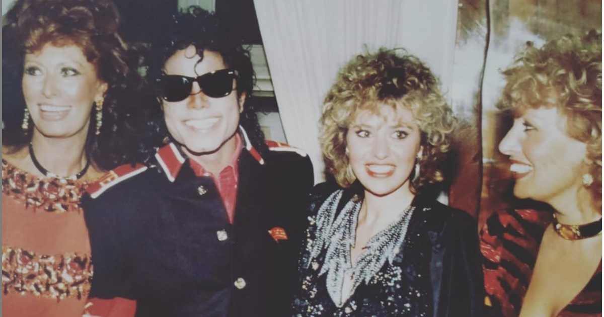 Alessandra Mussolini e la foto con Michael Jackson: “Venne a casa mia e fece una scorpacciata di pizza fritta. Il giorno dopo…”