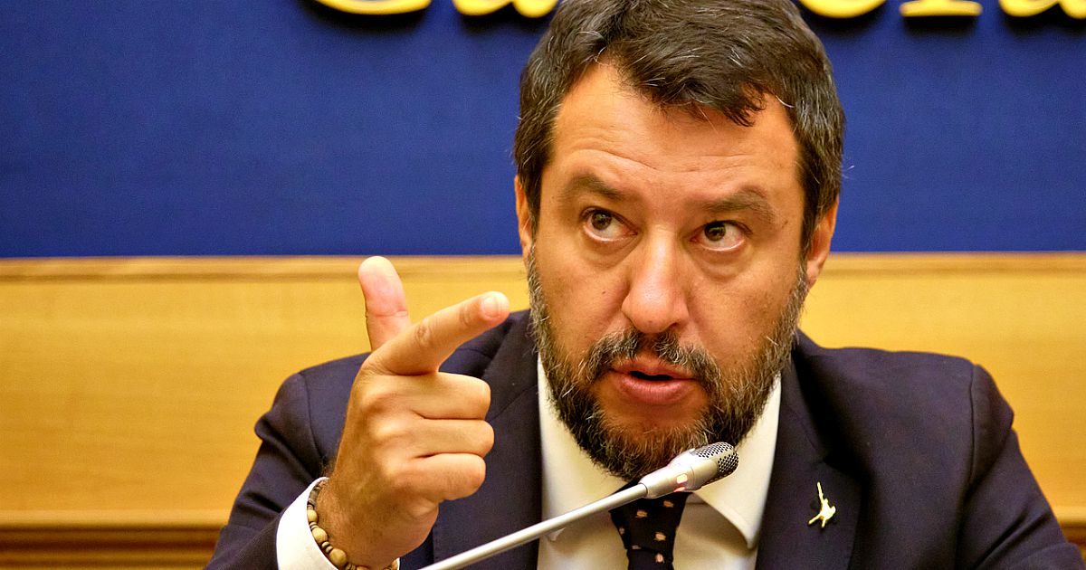 Open Arms, l’errore del Tg2 sull’autorizzazione a procedere: “Colpo di scena, Salvini non andrà a processo”. Poi la rettifica