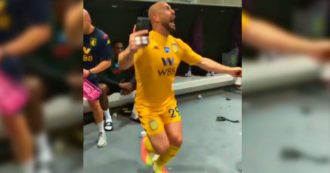 La sua squadra si salva all’ultima giornata: il balletto di Reina sulle note di “La Bamba” è uno spasso