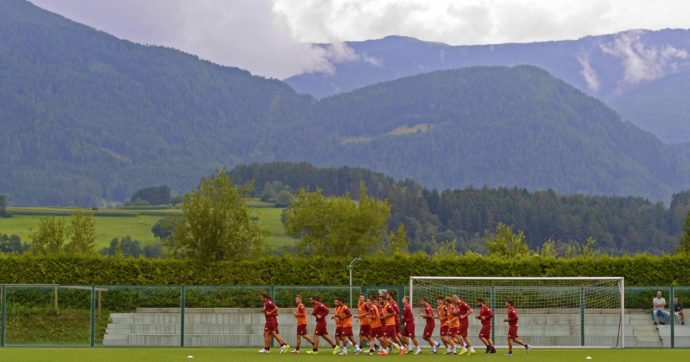 Addio alle tournée: con il Covid torneranno i ritiri. Ma il fascino di quelli che una volta erano templi inaccessibili è ormai tramontato