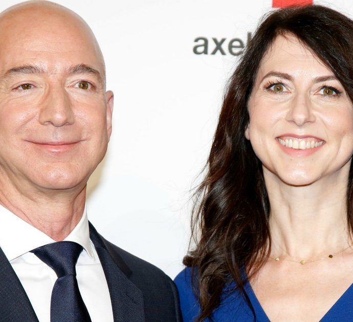 MacKenzie Scott, l’ex moglie di Jeff Bezos: “Andrò avanti fino a che la cassaforte non sarà vuota”. Ecco come spende i soldi delle azioni di Amazon