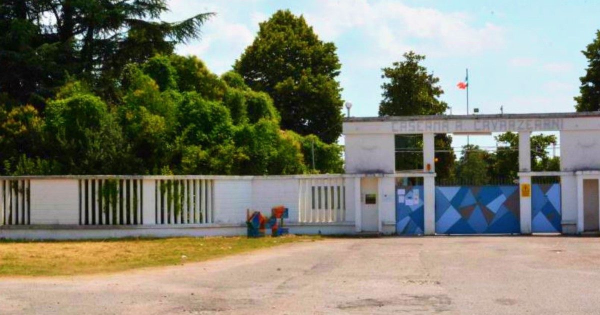 Migranti, a Udine la giunta leghista nel mirino per l’ex caserma trasformata in “zona rossa” per la quarantena. Il Carroccio attaccò il sindaco di centrosinistra quando decise di usarla per l’accoglienza
