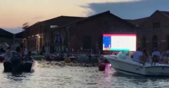 Copertina di A Venezia il cinema è sull’acqua: è il primo drive-in italiano in barca. L’inaugurazione al tramonto – Le immagini