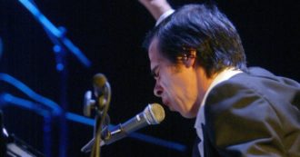 Nick Cave vuole un pianoforte Fazioli ma l’azienda italiana non sa chi sia: “Chi è? È un attore?”