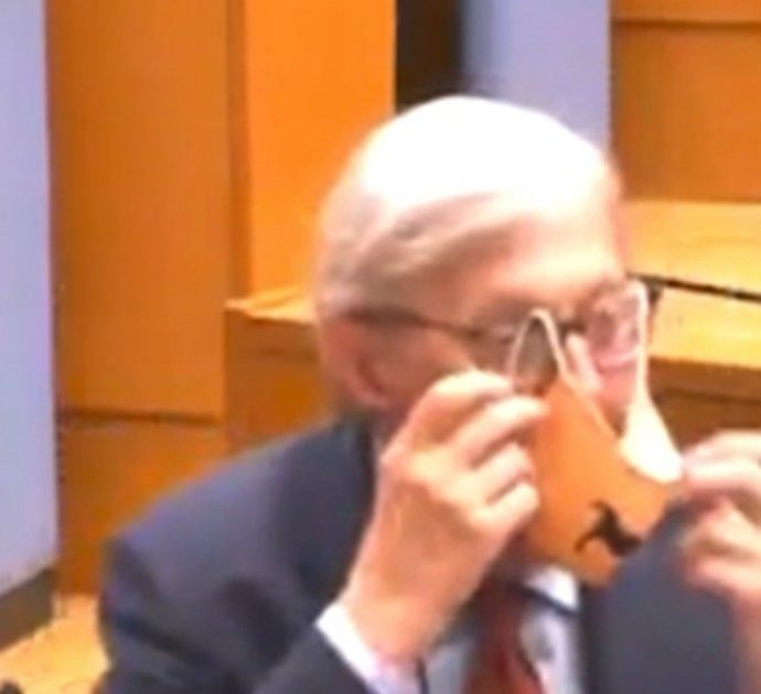 “Mascherine a scuola? Non prendiamo per il c*** i bambini”, Sgarbi sbotta in commissione Cultura. E la seduta viene sospesa