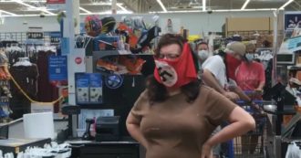 Copertina di Usa, coppia al supermercato con la mascherina con la svastica: Wallmart vieta loro l’ingresso “almeno per un anno”. La videodenuncia
