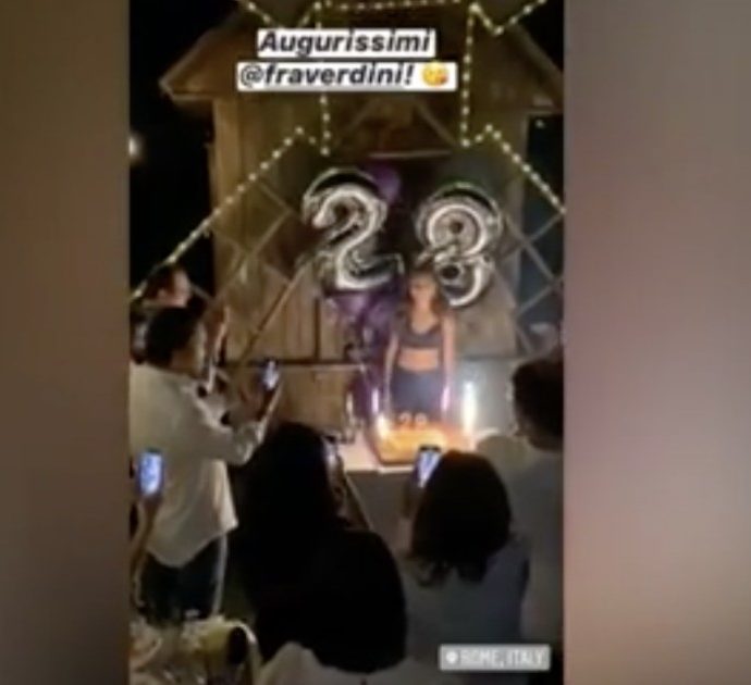 Francesca Verdini, la fidanzata di Matteo Salvini compie 28 anni: la festa a sorpresa su un barcone sul Tevere con i parlamentari della Lega- VIDEO