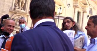 Copertina di Salvini esce dal Senato e viene avvicinato dal disturbatore Paolini: “Sei un eroe, mi posso inginocchiare?”