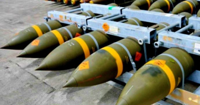 Governo revoca l’export di bombe verso Arabia Saudita ed Emirati: “Fermati 12.700 ordigni sui 20mila autorizzati durante mandato Renzi”