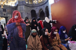 Copertina di Accuse alla Francia, crepa nel fronte dei Paesi musulmani. Erdogan multa i social