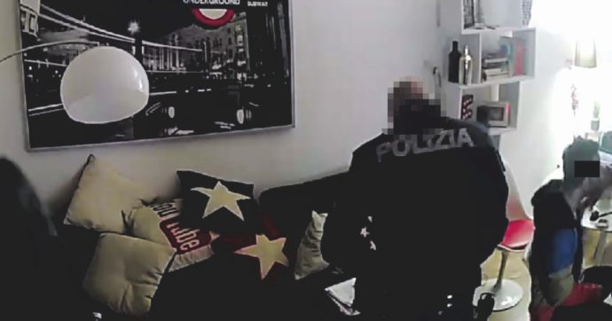 Lo schiaffo del poliziotto durante la perquisizione. “Io a questo lo uccido”. Questura avvia indagine interna