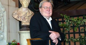 Copertina di Alan Parker morto, addio al regista di ‘Saranno famosi’, ‘Evita’ e ‘Mississippi Burning’: ha fatto cinema con l’ossessione per la musica