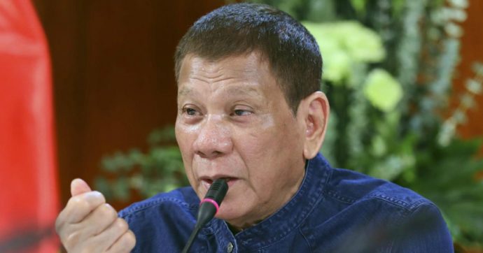 Filippine, il consiglio del presidente Duterte ai poveri: “Usate la benzina per disinfettare le mascherine”