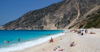 Copertina di Grecia, turista milanese travolto da una frana sulla spiaggia di Myrtos: ferito alla testa, è in coma farmacologico