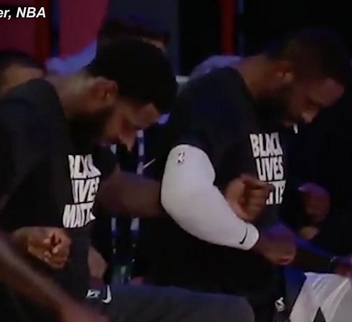 Riparte l’Nba, giocatori Utah Jazz e New Orleans Pelicans in ginocchio all’inno con le magliette “Black lives matter”