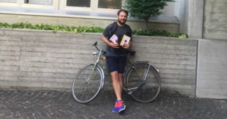 Copertina di Il professore che ha percorso 500 chilometri in bici per donare un libro a tutti i suoi alunni: “È stato bello rivedersi dopo i mesi di lockdown”