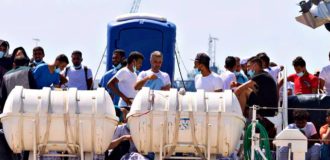 Copertina di Migranti, 250 persone sbarcate a Lampedusa. Il sindaco: “Hotspot stracolmo, è chiuso”. Zingaretti: “Il memorandum Libia va riscritto”