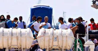 Copertina di Migranti, 250 persone sbarcate a Lampedusa. Il sindaco: “Hotspot stracolmo, è chiuso”. Zingaretti: “Il memorandum Libia va riscritto”