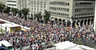 Copertina di Berlino, migliaia di negazionisti (senza mascherine) in piazza per protestare contro le restrizioni anti-Covid: “Corona, falso allarme”