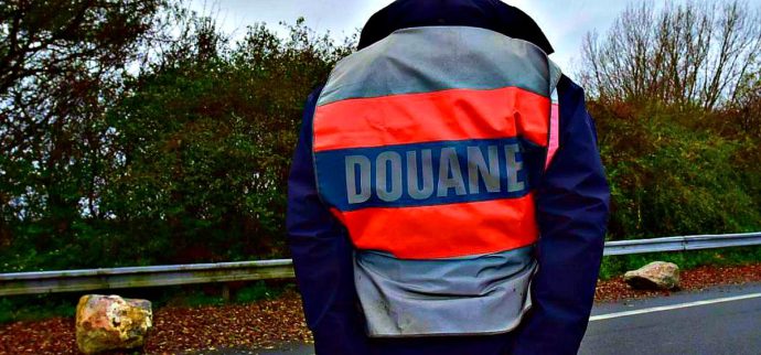 Migranti, due ragazzini picchiati e derubati. Poliziotti condannati per violenza, falso e appropriazione indebita