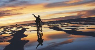 Copertina di Vedi il deserto salino della Bolivia e poi bevi (tanto alcol)