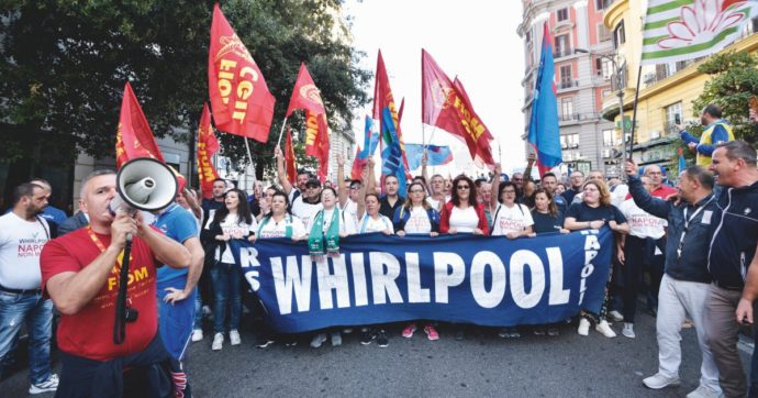 Whirlpool, confermata la chiusura di Napoli. Gli operai contro l’azienda: “Avvisati con sms”. Governo pronto a braccio di ferro giudiziario
