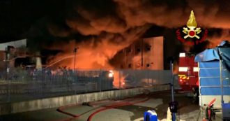 Copertina di Vasto incendio distrugge azienda di trasporti in provincia di Bergamo: vigili del fuoco al lavoro dall’alba. Sindaco: “Chiudete le finestre”