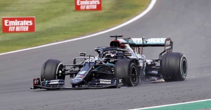 F1, Gp Gran Bretagna: Hamilton vince anche su tre ruote, Leclerc riesce a salire sul podio. Le Mercedes forano nel finale a Silverstone