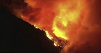 Copertina di California, vasto incendio a est di Los Angeles: 7800 persone evacuate, fiamme “fuori controllo”