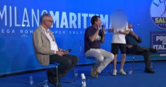 Salvini invita un ragazzo minorenne sul palco della Festa della Lega: “Togliti la mascherina se vuoi”. Poi gli chiede dei banchi con le rotelle