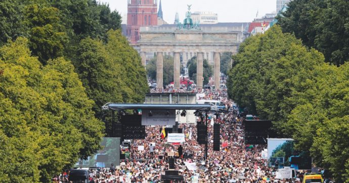 Berlino, 20mila al corteo anti-restrizioni: “Il Coronavirus è solo un falso allarme”