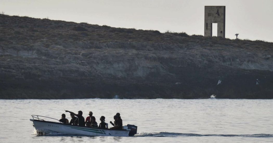 Migranti, sbarcano in 18 a Lampedusa dopo due notti in mare. Nella traversata tre dispersi per scontro con motopeschereccio libico