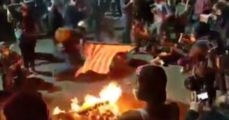 Copertina di Portland, i manifestanti bruciano la bandiera Usa e una copia della Bibbia: le immagini