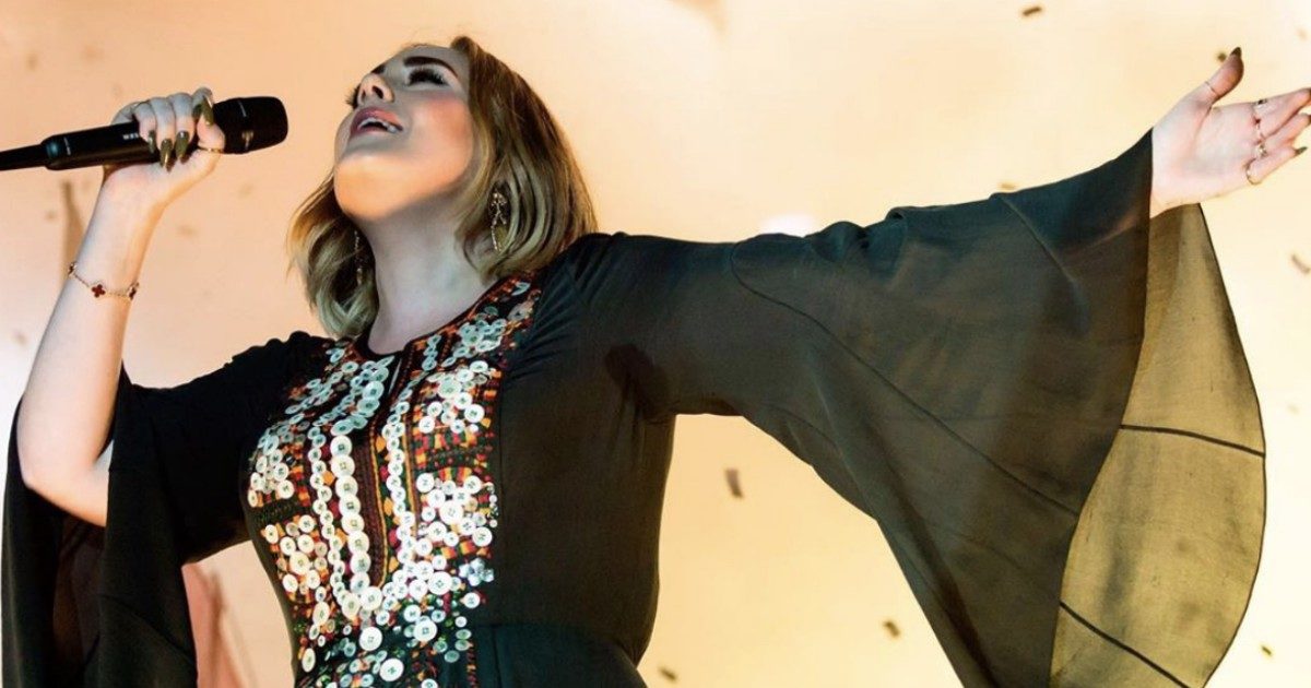 Adele con chioma biondissima e 44 kg in meno. La foto virale: “Ma è la quarta sorella Ferragni?”