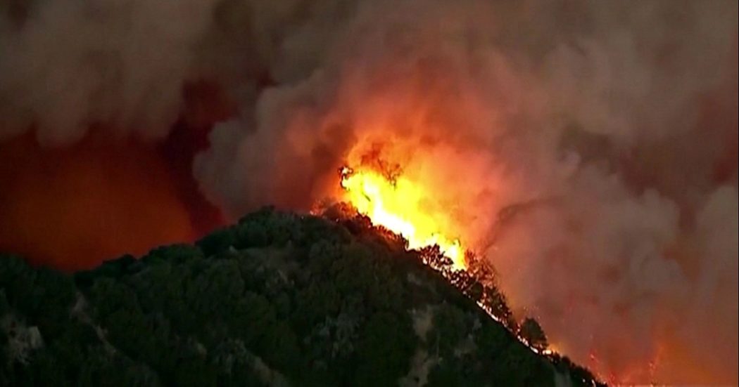 California in fiamme, così brucia la Cherry Valley: le immagini aeree degli incendi