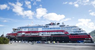 Copertina di Norvegia, contagiati in 40 a bordo di una crociera: stop a tutti i viaggi, contattati i passeggeri già scesi