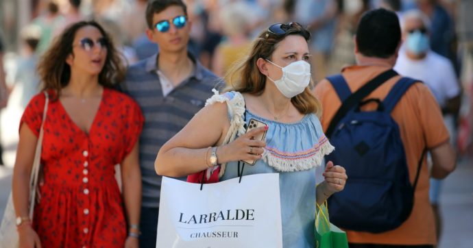 Coronavirus, in Francia mascherine obbligatorie all’aperto in 69 comuni. Iran, “più di 42mila morti: il triplo della cifra ufficiale”