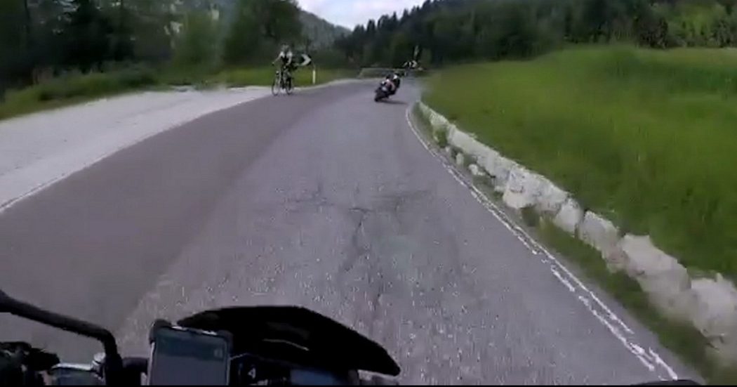 Spaventoso incidente in moto a Selva di Val Gardena: le immagini dello schianto riprese in diretta