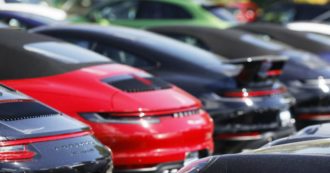 Copertina di Porsche, l’autodenuncia: “manomissioni dei motori a benzina”. In Germania si indaga