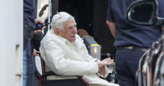 Copertina di “Benedetto XVI in gravi condizioni di salute”. A rivelarlo è il suo biografo ufficiale. Il Papa emerito ha un’infezione al viso