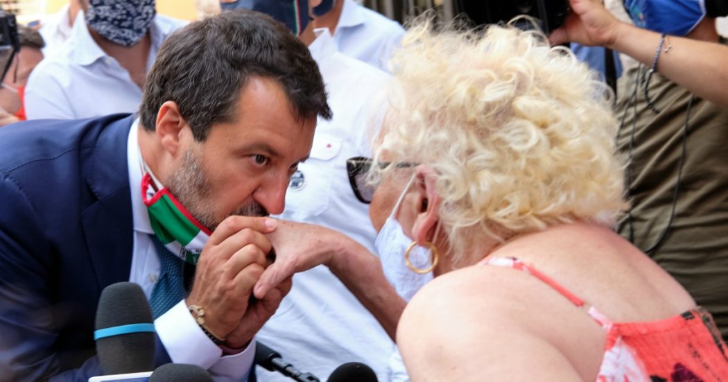 Salvini e la mascherina: dai selfie ‘faccia a faccia’ all’invito a “rispettare la scienza e usare la testa”. Cambia la strategia (con i sondaggi in calo)