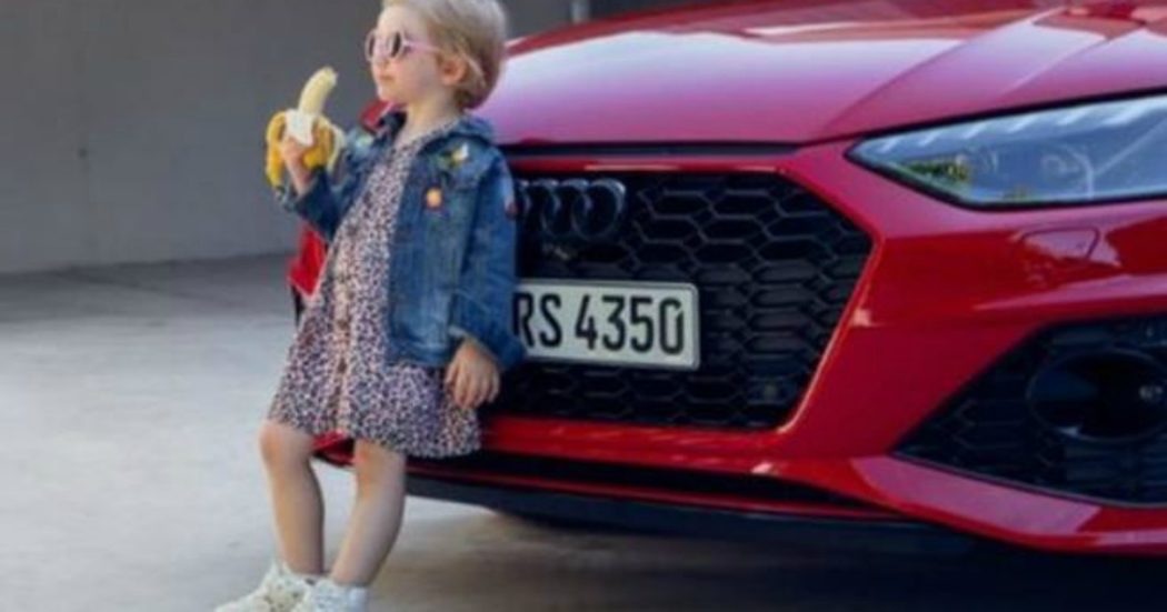 Audi ritira lo spot con la bambina che mangia una banana dopo le polemiche: “Provocatorio e sessualmente suggestiva”