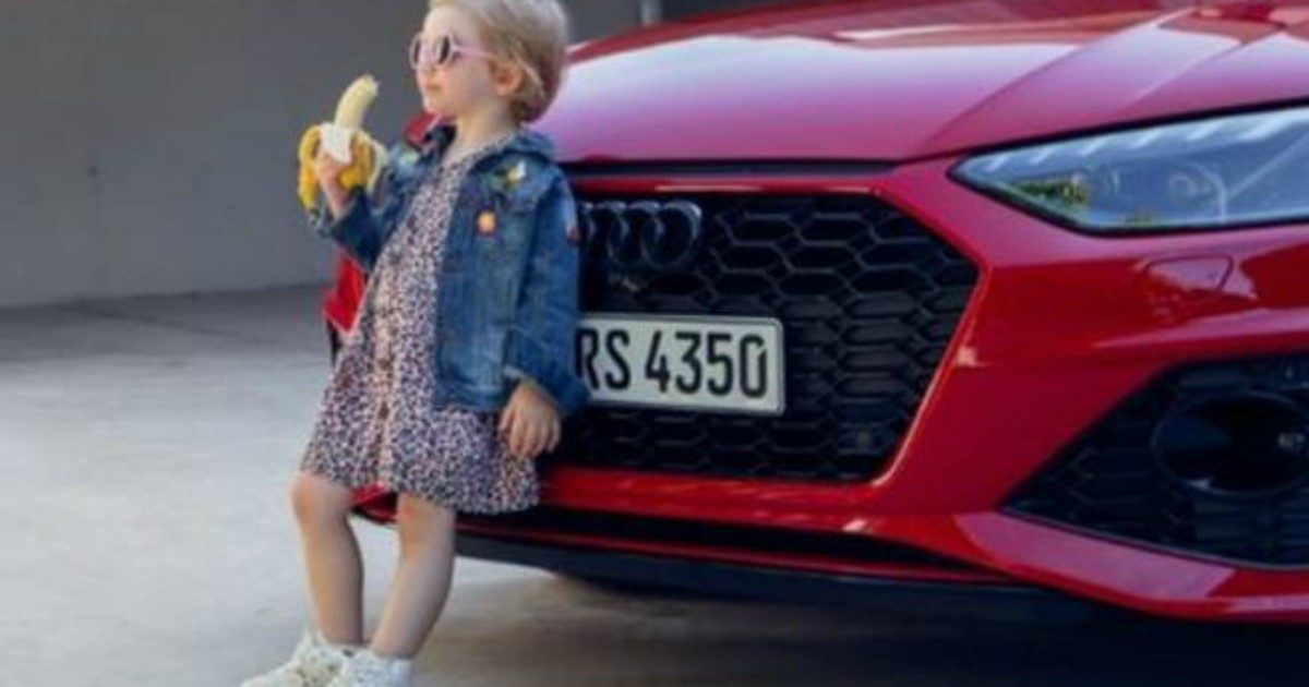 Audi ritira lo spot con la bambina che mangia una banana dopo le polemiche: “Provocatorio e sessualmente suggestiva”