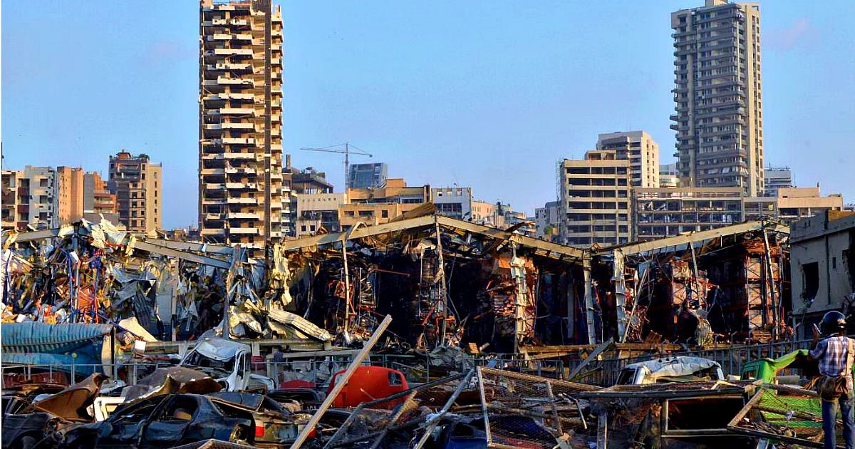 Esplosione a Beirut, oltre 70 morti e 3700 feriti. Devastazioni per chilometri. Il governatore: “Città distrutta”. Il ministro dell’Interno: “Possibile causa il nitrato di ammonio immagazzinato nel porto” – Video e foto