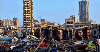 Copertina di Esplosione a Beirut, oltre 70 morti e 3700 feriti. Devastazioni per chilometri. Il governatore: “Città distrutta”. Il ministro dell’Interno: “Possibile causa il nitrato di ammonio immagazzinato nel porto” – Video e foto